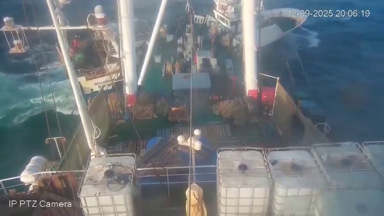 Las imágenes del momento en el que un buque arrolla a un pesquero gallego en aguas de Mauritania