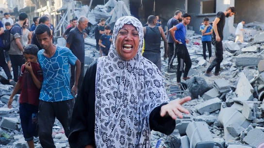 Una mujer llora por la destrucción en la Ciudad de Gaza Una mujer llora por la destrucción en la Ciudad de Gaza