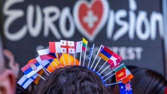 Un eurofan con una diadema llena de banderas de los pa&iacute;ses participantes en Eurovisi&oacute;n