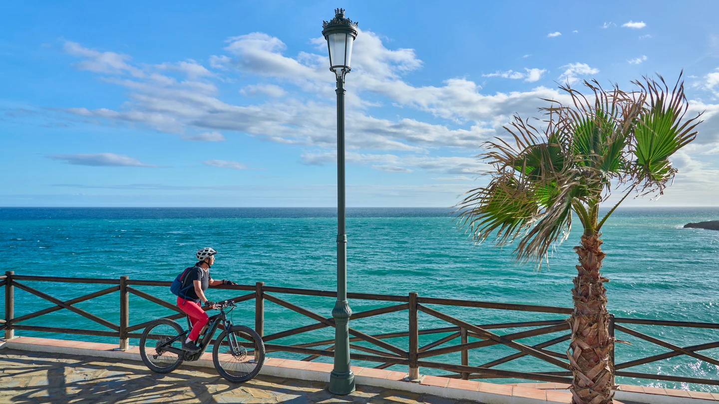Mujer en bicicleta en la playa Mujer en bicicleta en la playa