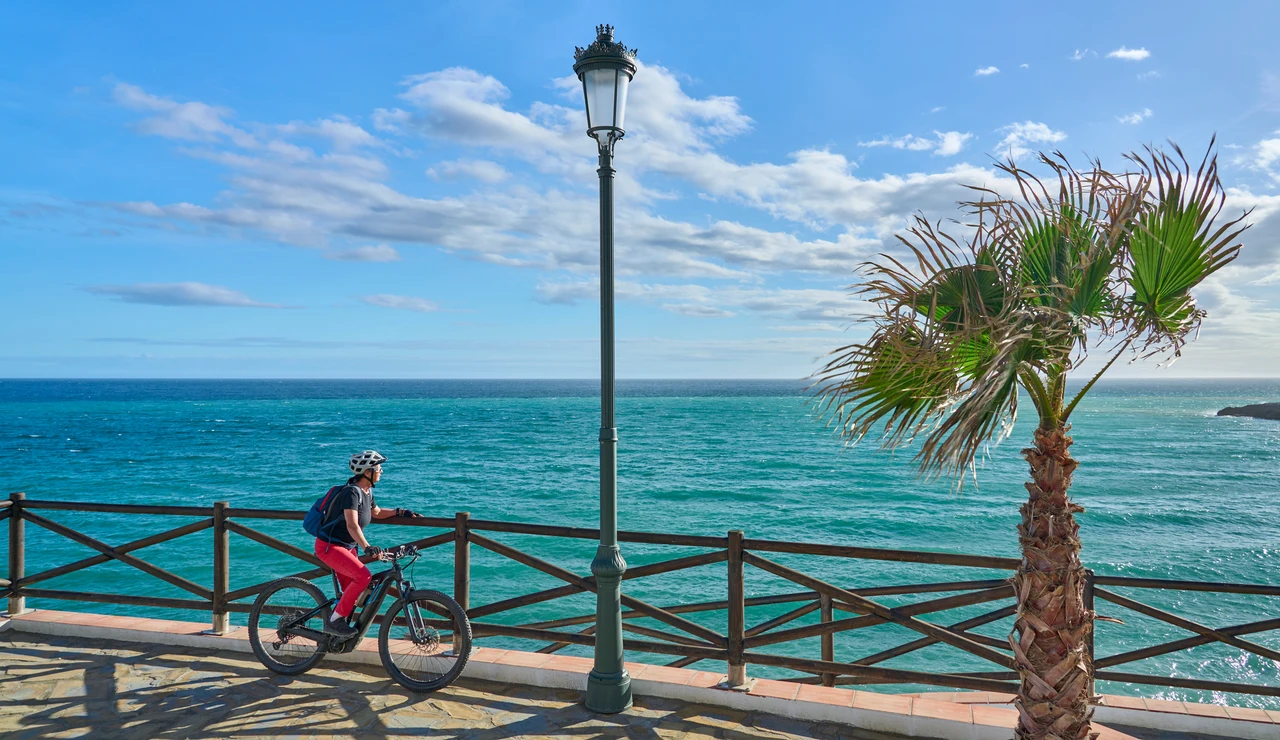 Mujer en bicicleta en la playa