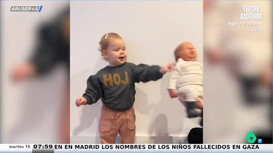 La emotiva reacción de una niña al aceptar a su hermano pequeño: del rechazo a la ternura La emotiva reacción de una niña al aceptar a su hermano pequeño: del rechazo a la ternura