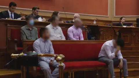 Los miembros de 'La Manada' de Castelldefels, sentados en el banquillo Los miembros de 'La Manada' de Castelldefels, sentados en el banquillo