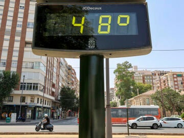 Imagen de un term&oacute;metro marcando 48 grados en Murcia