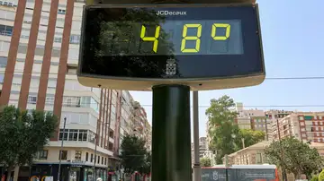 Imagen de un termómetro marcando 48 grados en Murcia Imagen de un termómetro marcando 48 grados en Murcia