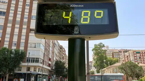 Imagen de un termómetro marcando 48 grados en Murcia Imagen de un termómetro marcando 48 grados en Murcia