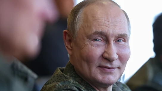 Putin cierra de uniforme la última fase de las maniobras estratégicas Západ-2025 entre Rusia y Bielorrusia. Putin cierra de uniforme la última fase de las maniobras estratégicas Západ-2025 entre Rusia y Bielorrusia.