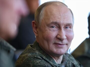 Putin cierra de uniforme la última fase de las maniobras estratégicas Západ-2025 entre Rusia y Bielorrusia.