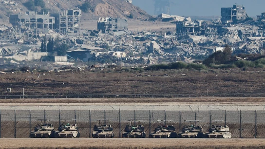 Tanques de Israel avanzan hacia una Franja de Gaza completamente destruida Tanques de Israel avanzan hacia una Franja de Gaza completamente destruida