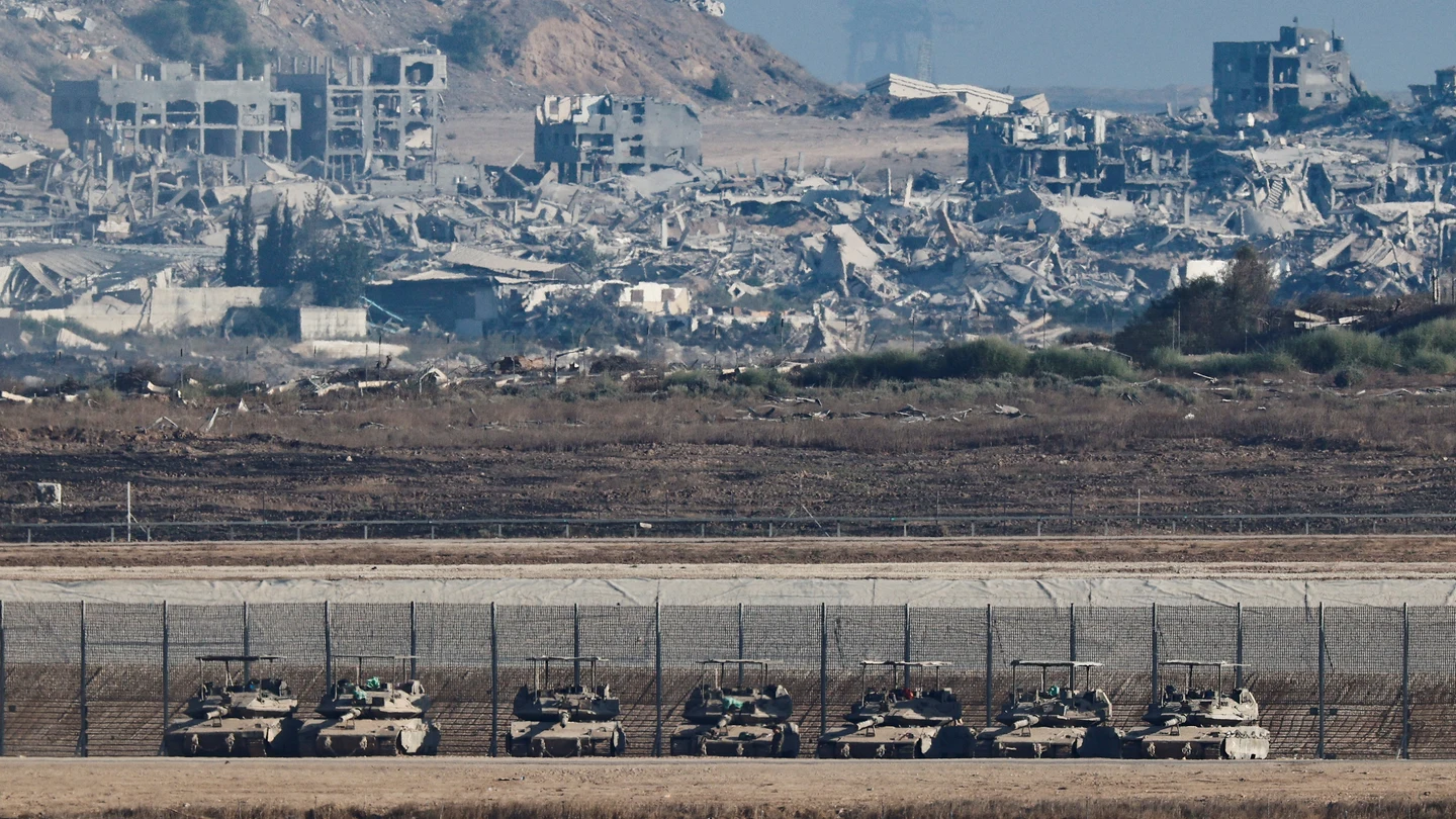 Tanques de Israel avanzan hacia una Franja de Gaza completamente destruida Tanques de Israel avanzan hacia una Franja de Gaza completamente destruida