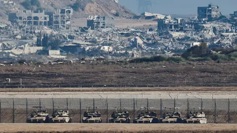 Tanques de Israel avanzan hacia una Franja de Gaza completamente destruida Tanques de Israel avanzan hacia una Franja de Gaza completamente destruida