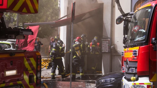 Nueve bomberos han resultado heridos, dos de ellos graves, mientras sofocaban un incendio declarado en una cocina de un restaurante en el distrito madrileño de Chamberí. Nueve bomberos han resultado heridos, dos de ellos graves, mientras sofocaban un incendio declarado en una cocina de un restaurante en el distrito madrileño de Chamberí.
