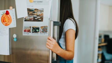 Mujer buscando algo en la nevera Mujer buscando algo en la nevera