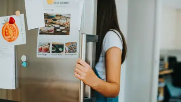 Mujer buscando algo en la nevera Mujer buscando algo en la nevera