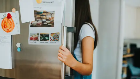 Mujer buscando algo en la nevera Mujer buscando algo en la nevera