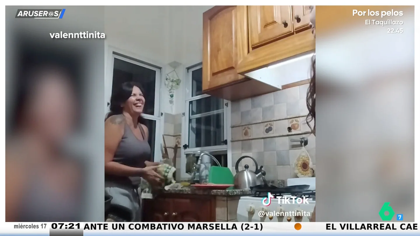 Una madre consuela a su hija con un 'dardazo' memorable a su padre: "Solo lloré cuando no se iba" Una madre consuela a su hija con un 'dardazo' memorable a su padre: "Solo lloré cuando no se iba"