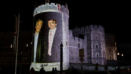 Una fotografía de Epstein y Trump proyectada en el Castillo de Windsor Una fotografía de Epstein y Trump proyectada en el Castillo de Windsor
