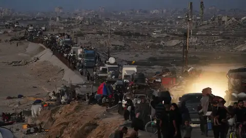 Miles de gazatíes abandonan la Franja de Gaza ante el comienzo de la operación terrestre de Israel Miles de gazatíes abandonan la Franja de Gaza ante el comienzo de la operación terrestre de Israel
