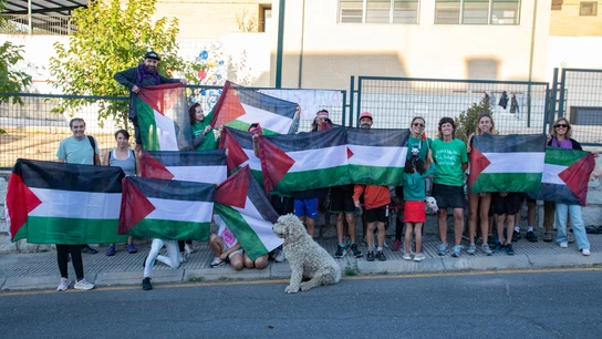 Profesores y alumnos con banderas de Palestina en las inmediaciones de un centro educativo, a 18 de septiembre de 2025, en Madrid (España). Profesores y alumnos con banderas de Palestina en las inmediaciones de un centro educativo, a 18 de septiembre de 2025, en Madrid (España).