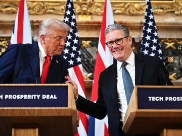 El presidente de Estados Unidos, Donald Trump, y el primer ministro de Reino Unido, Keir Starmer, comparecen ante los medios.