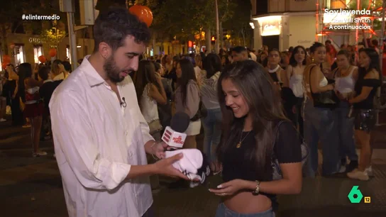 Isma Juárez regala a una asistente de la VFNO unos calcetines deportivos: "Para cuando hagas cosplay de pobre" El reportero ha asistido a la 'Vogue Fashion Night Out' y ha propuesto a Ana y Peter, dos de sus asistentes, jugar a 'Cuánto vale tu outfit'. ¿Conseguirá el chico adivinar cuánto ha gastado la joven en su look?