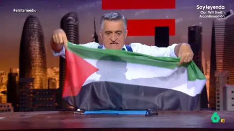 Wyoming responde a la prohibición de Ayuso enseñando una bandera de Palestina: "Recuerdo cuando le afectaban las tragedias" La presidenta de la Comunidad de Madrid ha prohibido que muestren banderas de Palestina o se haga cualquier tipo de acción en apoyo a Gaza en los centros educativos de la comunidad.