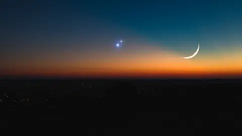 Saturno, Júpiter y la Luna Saturno, Júpiter y la Luna