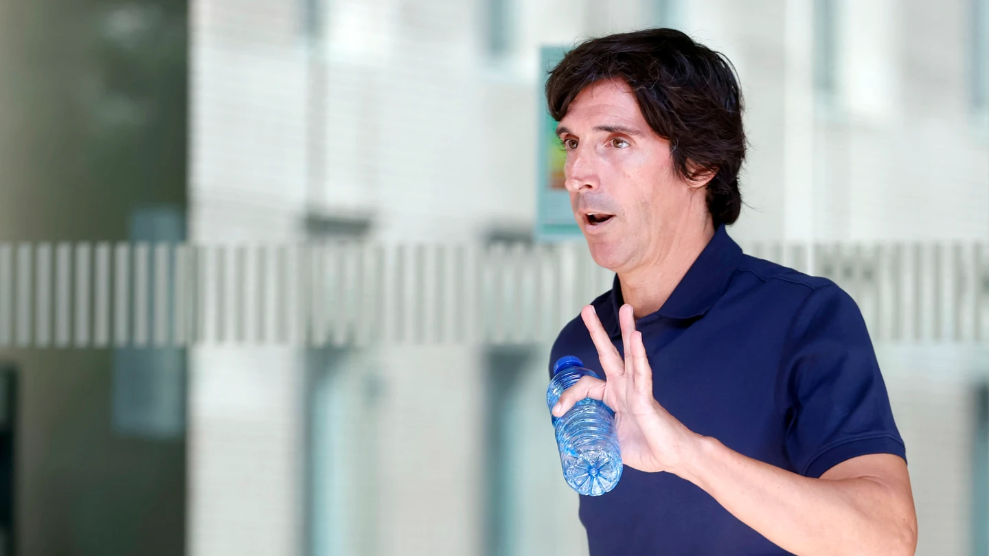 El hijo del exvicepresidente del CTA José María Enríquez Negreira, Javier Enríquez, a su salida de la Ciudad de la Justicia de Barcelona El hijo del exvicepresidente del CTA José María Enríquez Negreira, Javier Enríquez, a su salida de la Ciudad de la Justicia de Barcelona