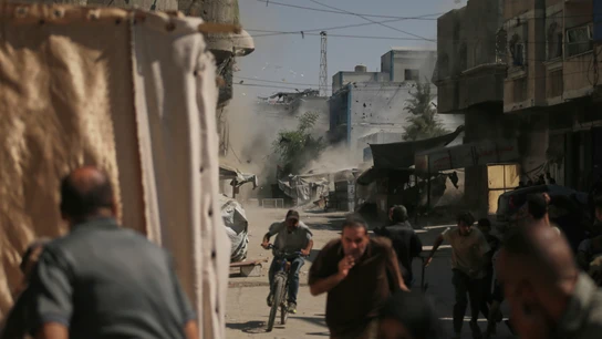 Ciudadanos palestinos huyen de Ciudad de Gaza tras un bombardeo de Israel Ciudadanos palestinos huyen de Ciudad de Gaza tras un bombardeo de Israel