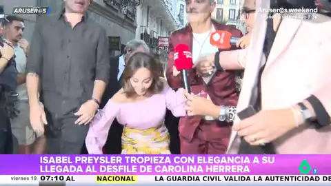 El tropiezo de Isabel Preysler a su llegada al desfile de Carolina Herrera en la Semana de la Moda de Madrid El tropiezo de Isabel Preysler a su llegada al desfile de Carolina Herrera en la Semana de la Moda de Madrid
