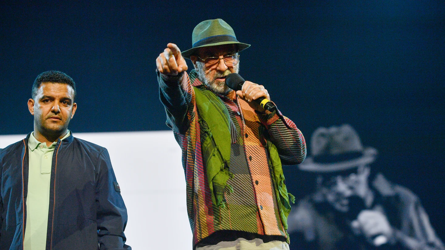 Eric Cantona, durante su intervención en el concierto Together For Palestine en el Wembley Arena de Londres Eric Cantona, durante su intervención en el concierto Together For Palestine en el Wembley Arena de Londres