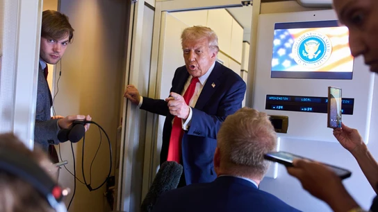 Donald Trump atiende a los medios de comunicación a bordo del Air Force One Donald Trump atiende a los medios de comunicación a bordo del Air Force One