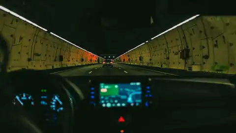 Vehículos recorriendo un túnel Vehículos recorriendo un túnel