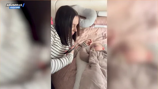La cómica y "desesperada" técnica de una madre al cortase el pelo para no despertar al bebé La cómica y "desesperada" técnica de una madre al cortase el pelo para no despertar al bebé