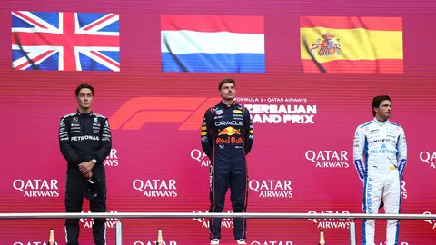 George Russell, Max Verstappen y Carlos Sainz en el podio del GP de Azerbaiyán George Russell, Max Verstappen y Carlos Sainz en el podio del GP de Azerbaiyán