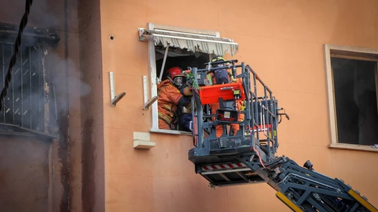 Imagen de los bomberos actuando en el edificio de Torrent. Imagen de los bomberos actuando en el edificio de Torrent.