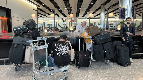 Viajeros en el Aeropuerto de Hethrow, Londres. Viajeros en el Aeropuerto de Hethrow, Londres.