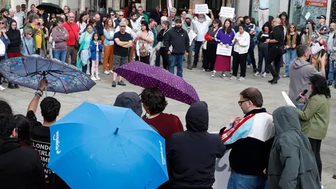 Concentración ciudadana de condena por el ataque al futuro centro de menores de Monforte. Concentración ciudadana de condena por el ataque al futuro centro de menores de Monforte.