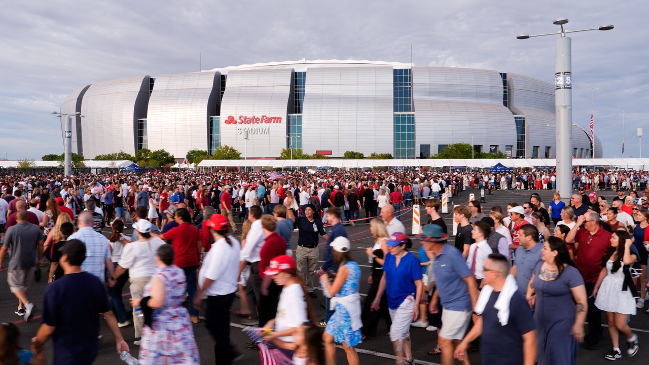 Miles de personas acuden a Glendale para dar su último adiós a Charlie Kirk entre fuertes medidas de seguridad
