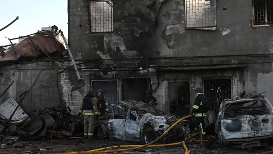 Bomberos trabajan en un edificio dañado tras un ataque aéreo ruso en Zaporizhia. Bomberos trabajan en un edificio dañado tras un ataque aéreo ruso en Zaporizhia.