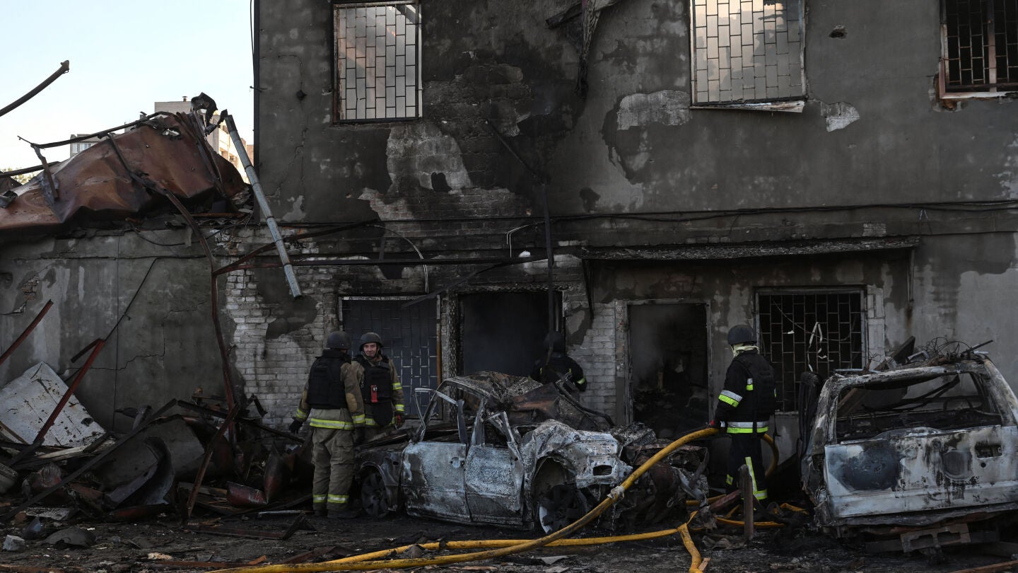 Bomberos trabajan en un edificio dañado tras un ataque aéreo ruso en Zaporizhia.