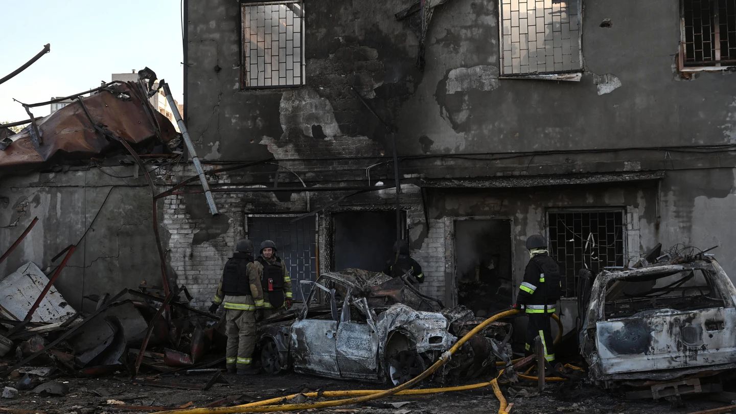 Bomberos trabajan en un edificio dañado tras un ataque aéreo ruso en Zaporizhia. Bomberos trabajan en un edificio dañado tras un ataque aéreo ruso en Zaporizhia.
