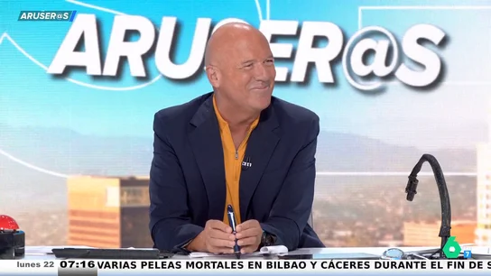 Alfonso Arús, a la queja de una azafata de Ryanair por sus "madrugones": "Llevas una semana, ¡yo ocho años!" Alfonso Arús, a la queja de una azafata de Ryanair por sus "madrugones": "Llevas una semana, ¡yo ocho años!"