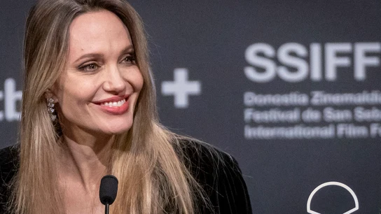 La actriz Angelina Jolie durante la presentación de su película "Couture", en el Festival Internacional de cine de San Sebastián. Angelina Jolie: "Amo mi país pero no lo reconozco en este momento"