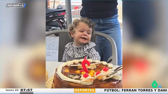 El entrañable vídeo viral de la niña que se canta a sí misma el 'pupeaños feliz' el día de su segundo cumpleaños El entrañable vídeo viral de la niña que se canta a sí misma el 'pupeaños feliz' el día de su segundo cumpleaños