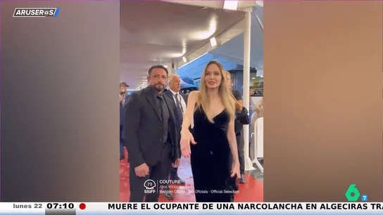 Angelina Jolie eclipsa en el Festival de San Sebastián: así se saltó el protocolo para atender a las fans Angelina Jolie eclipsa en el Festival de San Sebastián: así se saltó el protocolo para atender a las fans