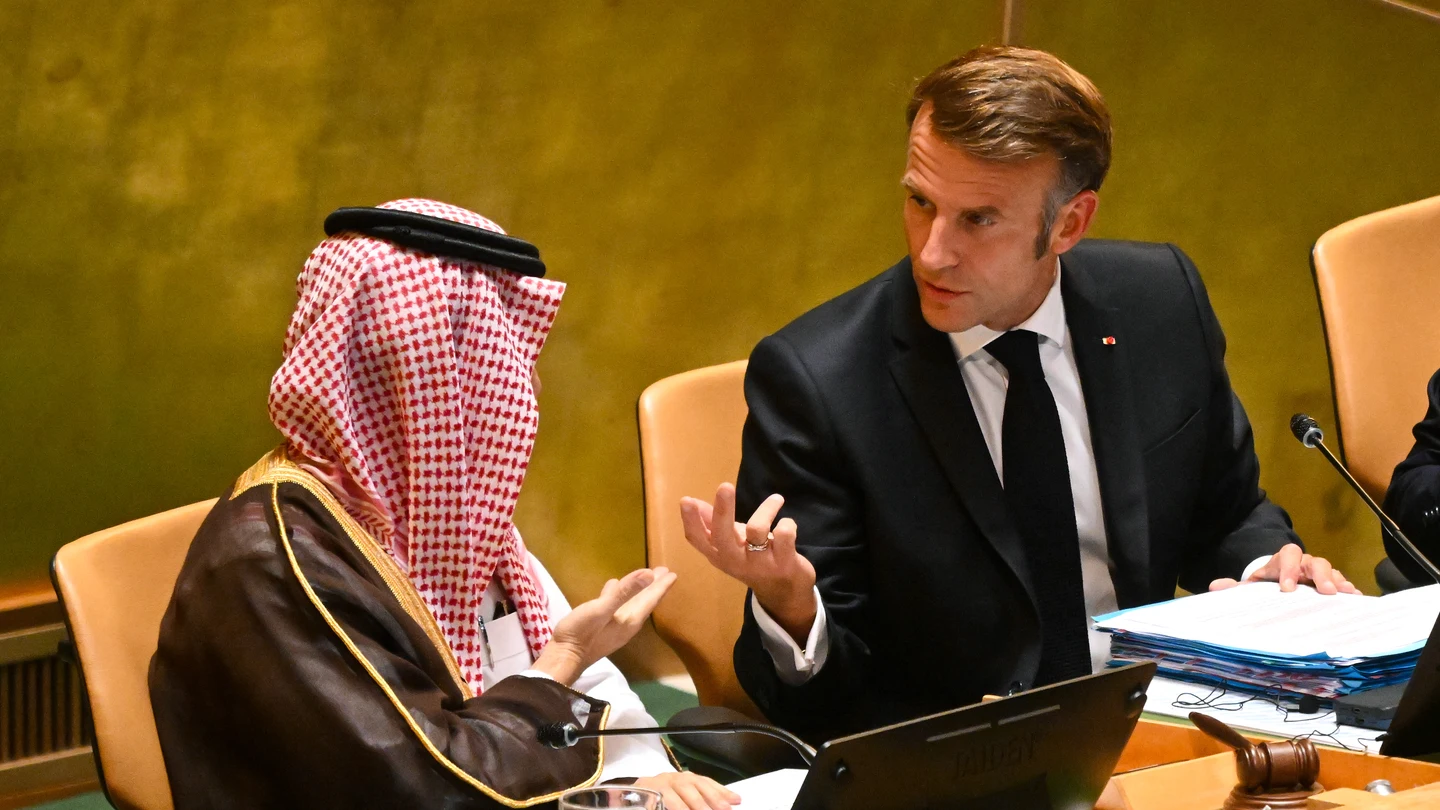 El presidente de Francia, Emmanuel Macron, habla con el ministro de Asuntos Exteriores saudí, el príncipe Faisal bin Farhan El presidente de Francia, Emmanuel Macron, habla con el ministro de Asuntos Exteriores saudí, el príncipe Faisal bin Farhan