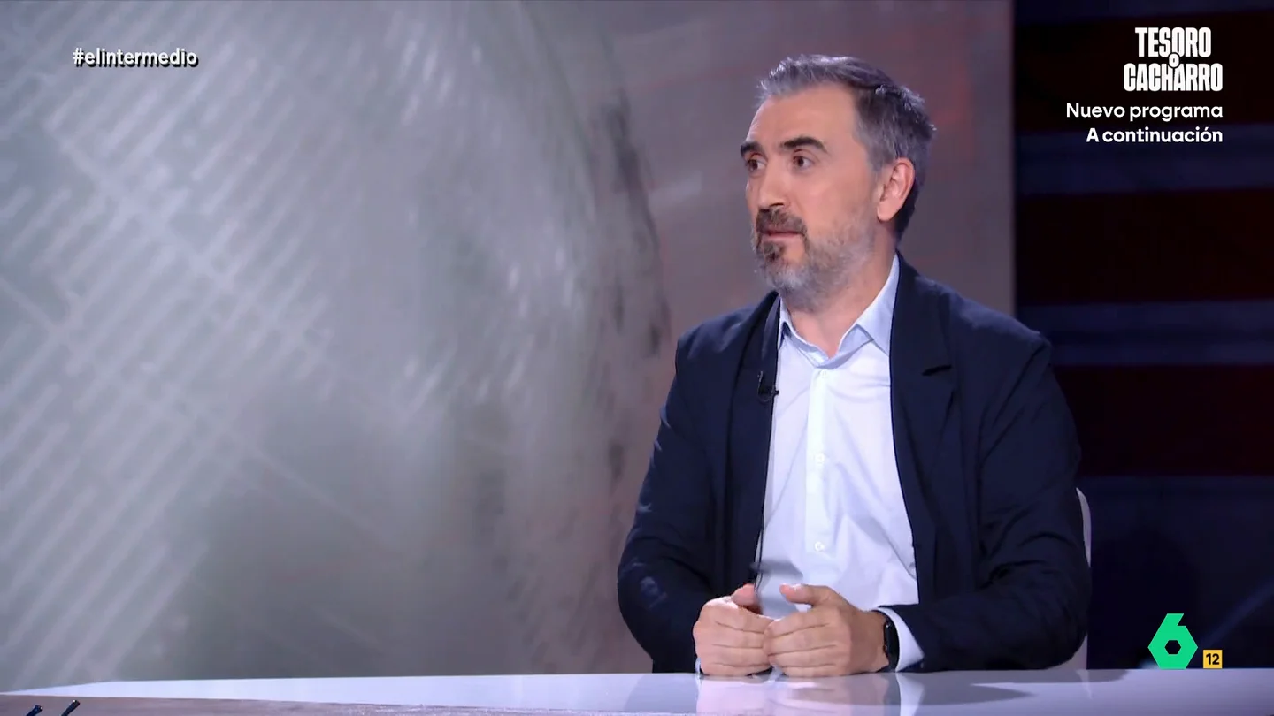 Ignacio Escolar desmonta la teoría del "espejo" de Ayuso en el caso de su novio: "Es una gran manipulación" Ignacio Escolar, director del medio que destapó el escándalo del novio de Ayuso, analiza la apertura de juicio oral y desmonta los argumentos de la presidenta madrileña, entre ellos que este caso es un "espejo" respecto al de Begoña Gómez.