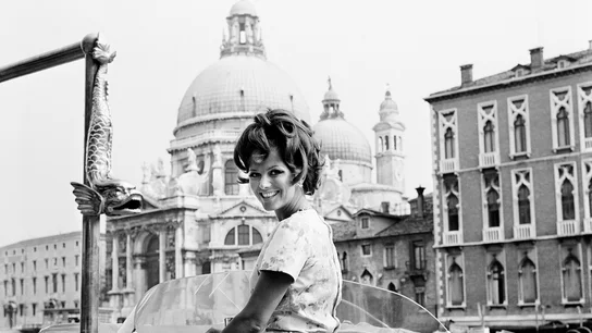 Claudia Cardinale en el Gran Canal de Venecia, después de su llegada al Festival de Cine de Venecia, el 30 de octubre de 1967. Claudia Cardinale en el Gran Canal de Venecia, después de su llegada al Festival de Cine de Venecia, el 30 de octubre de 1967.