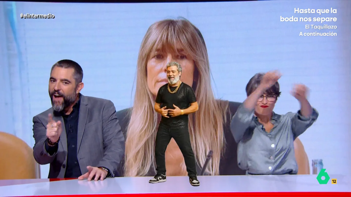 El Intermedio convierte un tweet de Miguel Ángel Rodriguez en reguetón: "Begoña, p'alante, me gusta la fruta" Este martes el jefe de gabinete de Isabel Díaz Ayuso publicaba un tweet que, para Dani Mateo, "parece la nueva coreografía de una canción de reguetón". No te pierdas el baile del colaborador y Thais Villas en el vídeo principal.